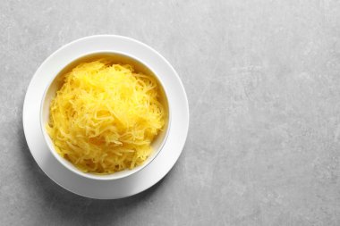 Pişmiş spagetti squash gri arka planda, üstten görünüm ile top. Metin için yer