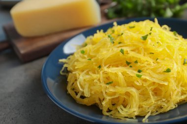 Tabak pişmiş spagetti squash masada, closeup ile