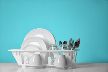 Tablo renkli bir arka plana dayanır temiz dishware ayarlama