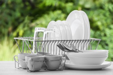 Tablo arka plan bulanık karşı temiz dishware ayarlama