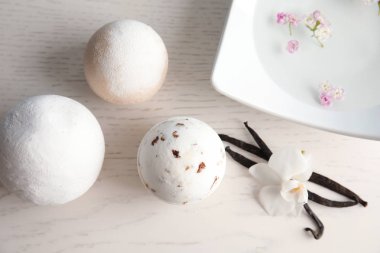 Banyo bombalar ve vanilya pods Beyaz ahşap zemin üzerinde düz yatıyordu kompozisyonu