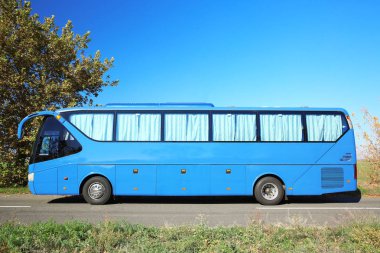 Yolda modern mavi otobüs. Yolcu taşımacılığı