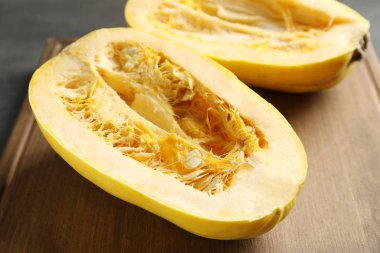 Çiğ kesik spagetti squash ahşap tahta, closeup üzerinde