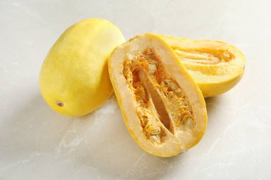 Bütün ve kesme spagetti squash gri masada