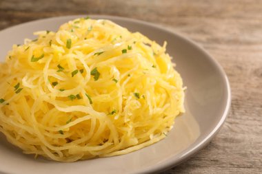 Tabak pişmiş spagetti squash ahşap tablo ile