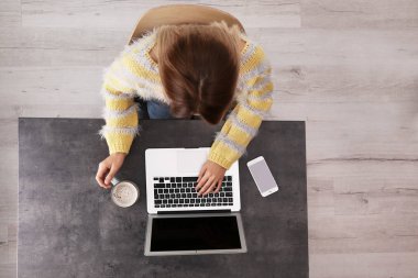 Masada kapalı, üstten görünüm laptop ile çalışan kadın