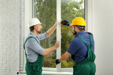 Yeni pencere içinde ev yükleme inşaat işçileri