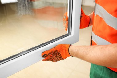 Yeni pencere içinde ev yükleme inşaat işçisi