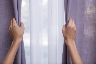 Kadın portre pencere perdeleri evde, açma. Metin için yer