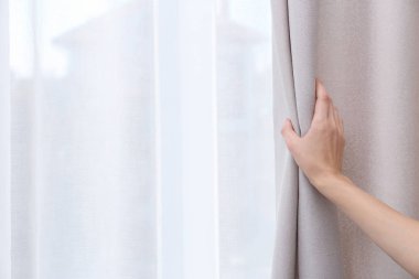 Kadın portre pencere perdeleri evde, açma. Metin için yer