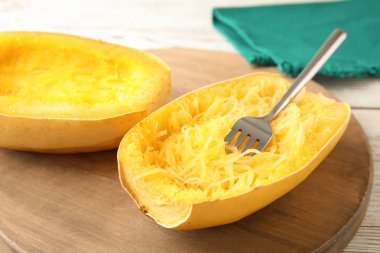 Pişmiş spagetti squash ve çatal ahşap tahta üzerinde