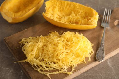 Pişmiş spagetti squash ve çatal ahşap tahta üzerinde
