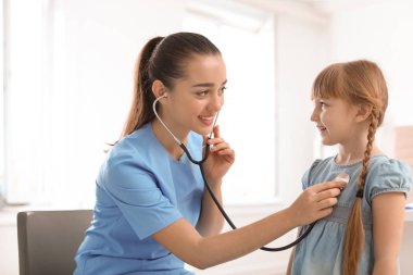Çocuk hastanede muayene küçük kız doktor