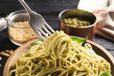 Lezzetli fesleğen pesto makarna plaka, closeup üzerine çatalla