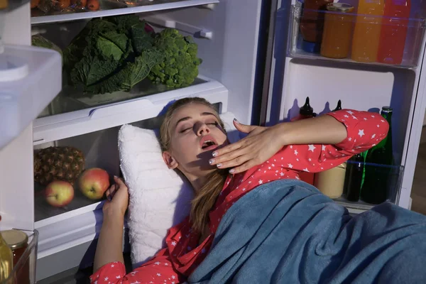 Νεαρή Γυναίκα Στον Ύπνο Κοντά Στο Ψυγείο Βράδυ — Φωτογραφία Αρχείου