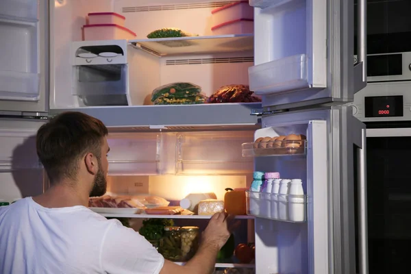 Joven Buscando Comida Refrigerador Por Noche — Foto de Stock