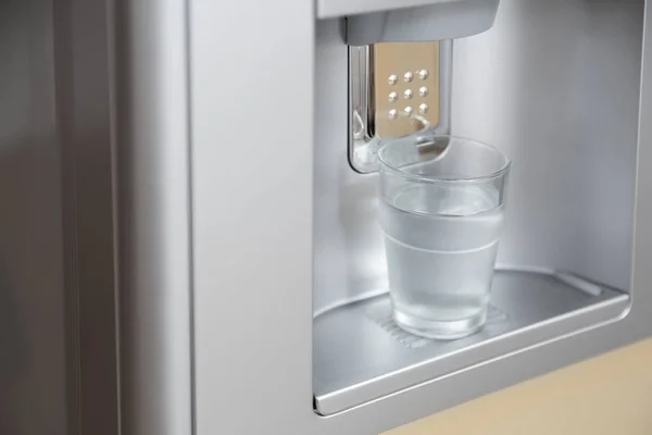 Nowoczesny Cooler Popijając Szklanką Wody Zbliżenie — Zdjęcie stockowe