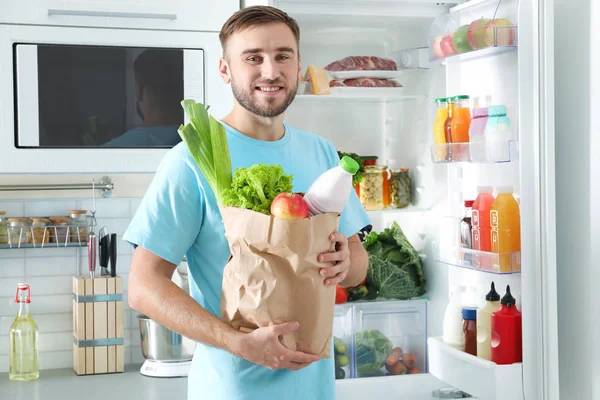 Άνθρωπος Την Τσάντα Των Προϊόντων Που Στέκεται Κοντά Ψυγείο Στην — Φωτογραφία Αρχείου