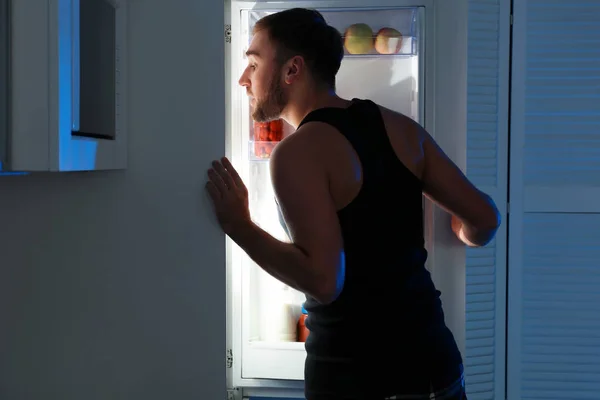 Homme Sortant Des Produits Réfrigérateur Dans Cuisine Nuit — Photo