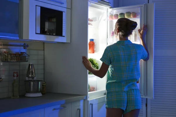 Mulher Escolhendo Comida Geladeira Cozinha Noite — Fotografia de Stock