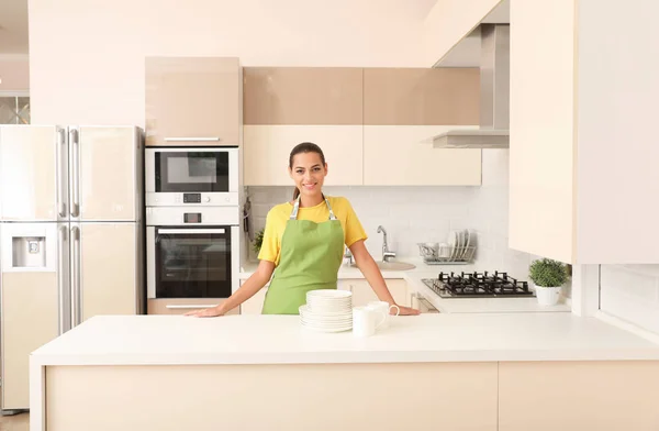 Mulher Bonita Com Pratos Limpos Xícaras Mesa Cozinha — Fotografia de Stock