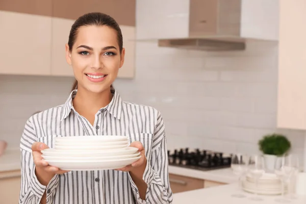 Hermosa Mujer Joven Sosteniendo Pila Platos Limpios Cocina —  Fotos de Stock