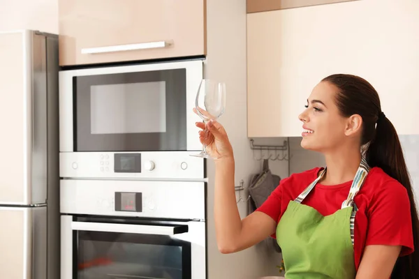 Mujer Joven Sosteniendo Vidrio Limpio Cocina Lavavajillas —  Fotos de Stock