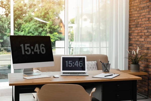 Stijlvolle Werkplek Met Moderne Computers Kantoor Aan Huis — Stockfoto