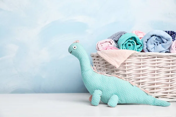 Mandje Met Babykleding Speelgoed Tafel Buurt Van Kleur Muur Ruimte — Stockfoto