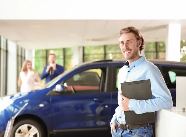 Vendeur Avec Presse Papiers Près Une Nouvelle Voiture Dans Concessionnaire — Photo