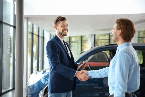 Cliente Vendedor Estrechando Mano Concesionario Automóviles — Foto de Stock