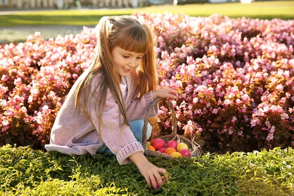 Söt Liten Flicka Med Korg Med Påskägg Park — Stockfoto