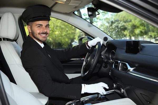 Fiatal Jóképű Vezető Ban Luxus Autó Szolgálat Sofőrrel — Stock Fotó
