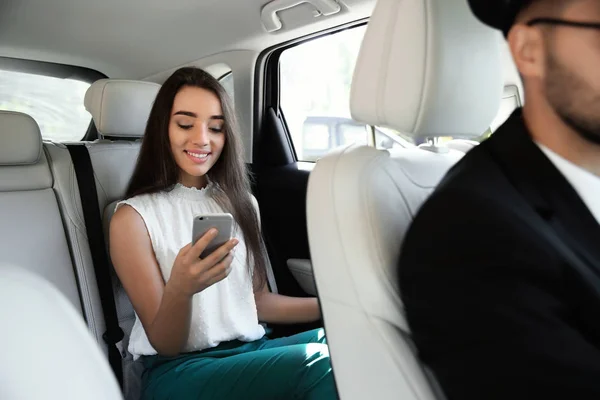 Joven Empresaria Con Chofer Coche Lujo Servicio Chófer — Foto de Stock