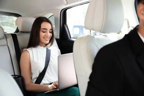 Joven Empresaria Con Laptop Chofer Coche Lujo Servicio Chófer — Foto de Stock