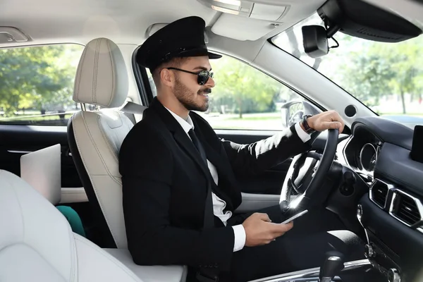 Joven Conductor Guapo Coche Lujo Servicio Chófer — Foto de Stock