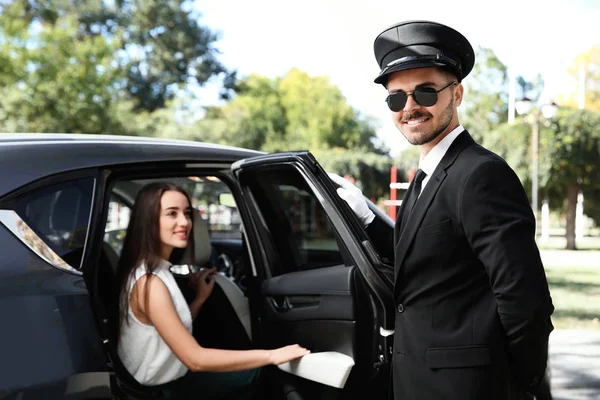 Beau Chauffeur Ouvrant Porte Voiture Pour Jeune Femme Affaires Service — Photo