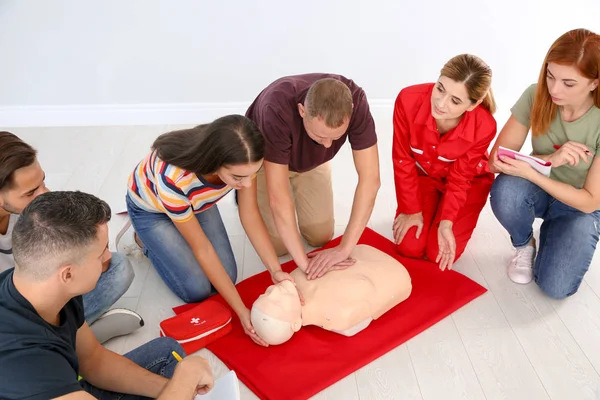 Grup Dersi Ilk Yardım Sınıfı Kapalı Manken Üzerinde Cpr Pratiği — Stok fotoğraf