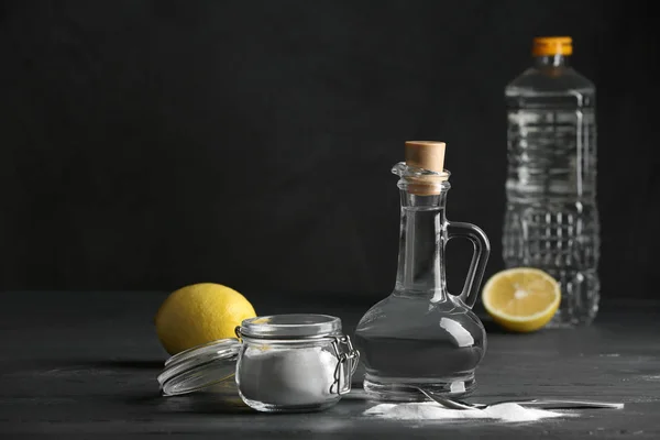 Composição Com Vinagre Limão Bicarbonato Sódio Mesa — Fotografia de Stock