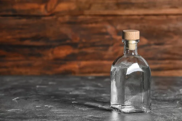 木製の背景に酢のガラス瓶 テキストのためのスペース — ストック写真