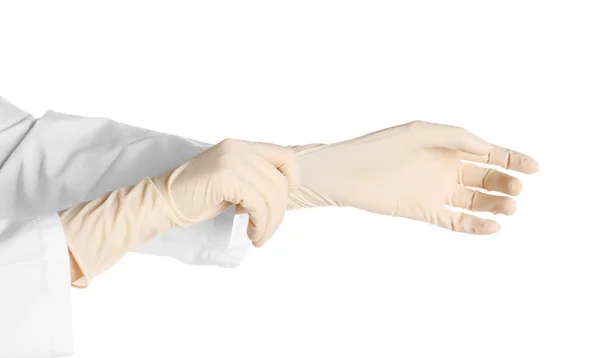 Arzt Trägt Medizinische Handschuhe Auf Weißem Hintergrund — Stockfoto