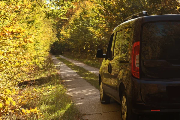 Auto Auf Landstraße Der Nähe Des Herbstwaldes Geparkt Raum Für — Stockfoto