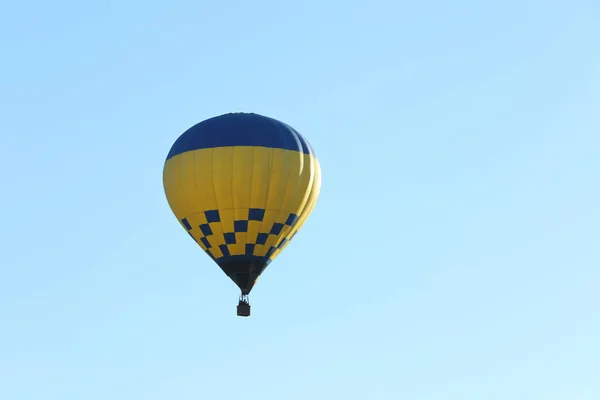 カラフルな熱気球青い空を飛んでいます テキストのためのスペース — ストック写真