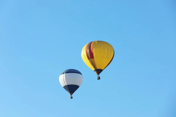 Färgglada Luftballonger Flyger Blå Himmel — Stockfoto