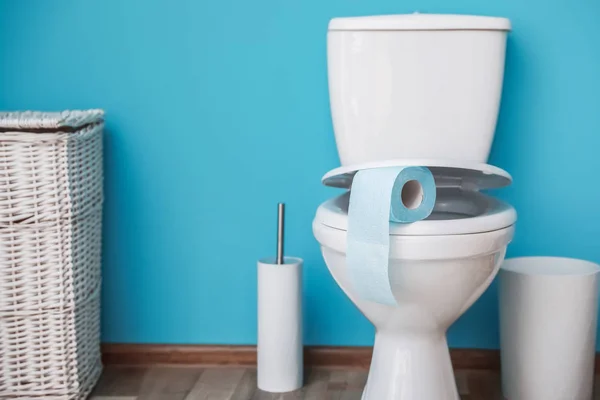 Toilet Skål Med Papirrulle Badeværelset - Stock-foto