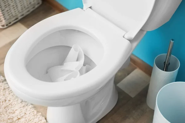 Zerknülltes Toilettenpapier Der Schüssel Drinnen Oben Blick — Stockfoto