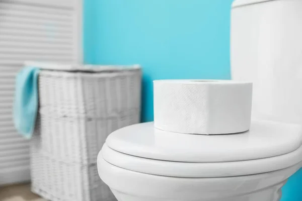Rolo Papel Tampa Assento Vaso Sanitário Banheiro Espaço Para Texto — Fotografia de Stock