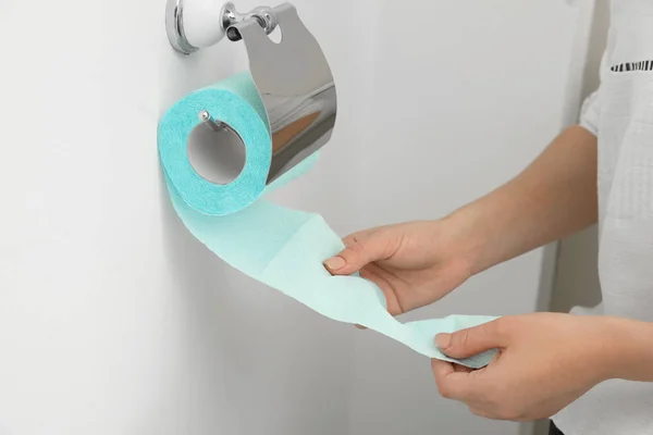Kobieta Przyjmuje Papier Toaletowy Uchwyt Łazience Zbliżenie — Zdjęcie stockowe