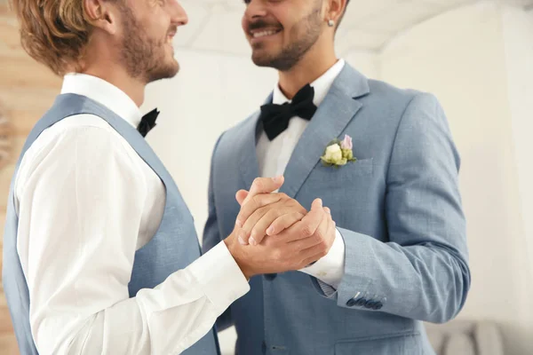 Jonggehuwde Homo Paar Dansen Thuis Close — Stockfoto