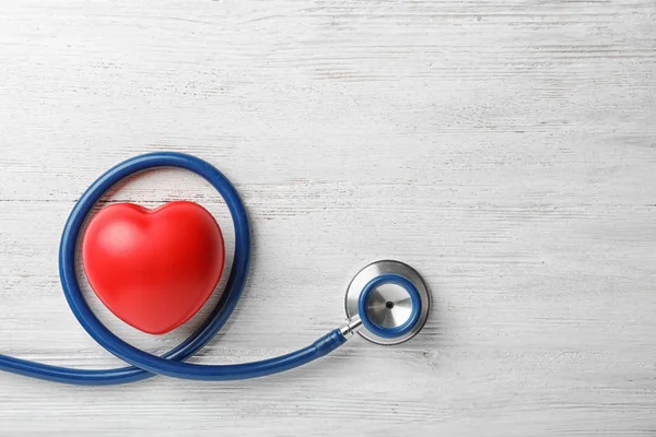 Estetoscopio Para Comprobar Pulso Corazón Rojo Sobre Fondo Claro Vista —  Fotos de Stock